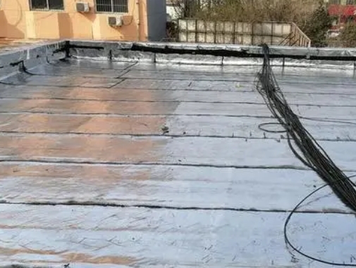 丁青卫生间漏水维修公司分享下丁青屋面楼顶防水刚性防水层施工要点。